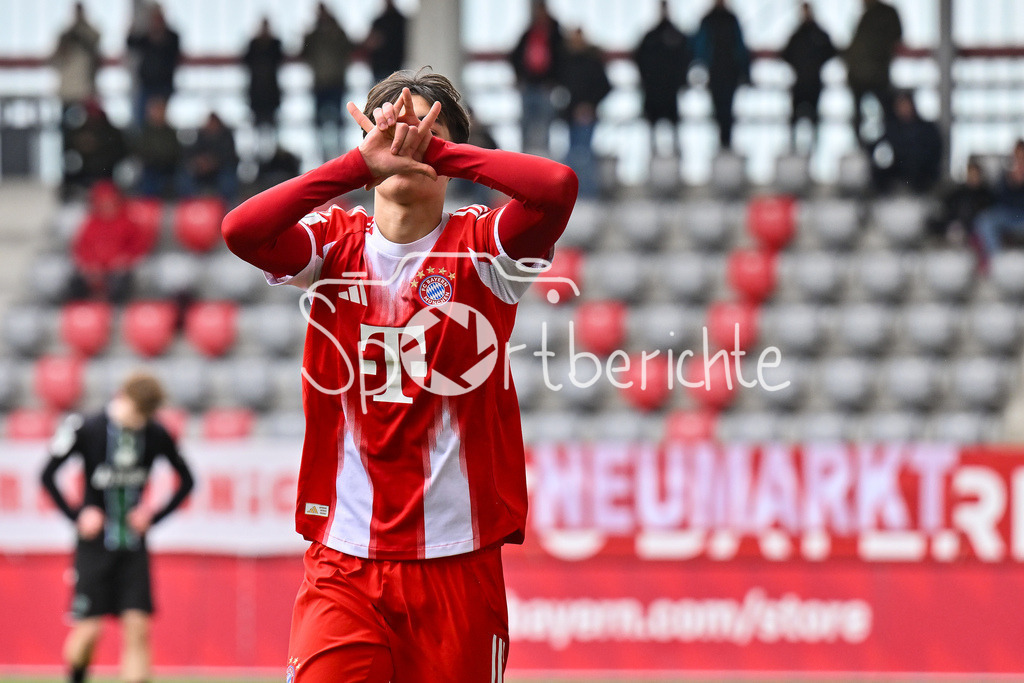 FC Bayern München - Hannover 96 | MUNICH, GERMANY - 15. FEBRUARY: die Bayern jubeln nach dem Treffer zum 4-1 durch Roy SNIP (FC Bayern München U19 15) / Tor / Torschuetze / Freude / Happy während dem Spiel zwischen der U19 des FC Bayern München und der U19 von Hannover 96 am 2. Spieltag der Hauptrunde der U19-DFB-Nachwuchsliga am FC Bayern Campus