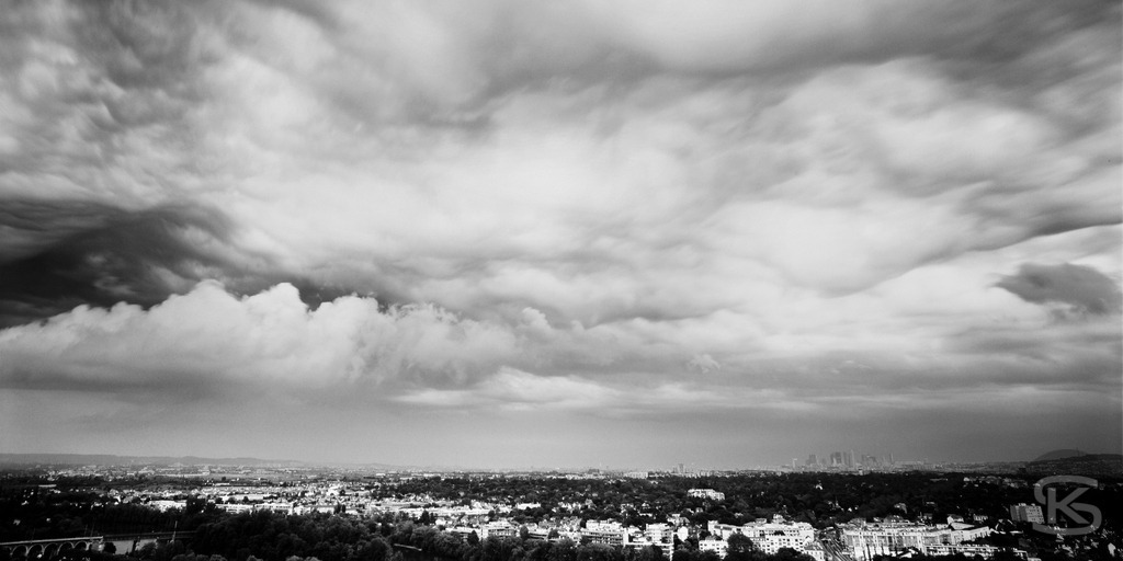 Gewittersturm über Paris 2007 – Dramatische Schwarzweiß-Stadtansicht von Saint-Germain | Dramatische Schwarzweiß-Fotografie von Paris unter bedrohlichem Gewitterhimmel. Aufgenommen 2007 von Saint-Germain mit spektakulären Wolkenformationen über der Stadt von Stefan Kuhn. - Realisiert mit Pictrs.com