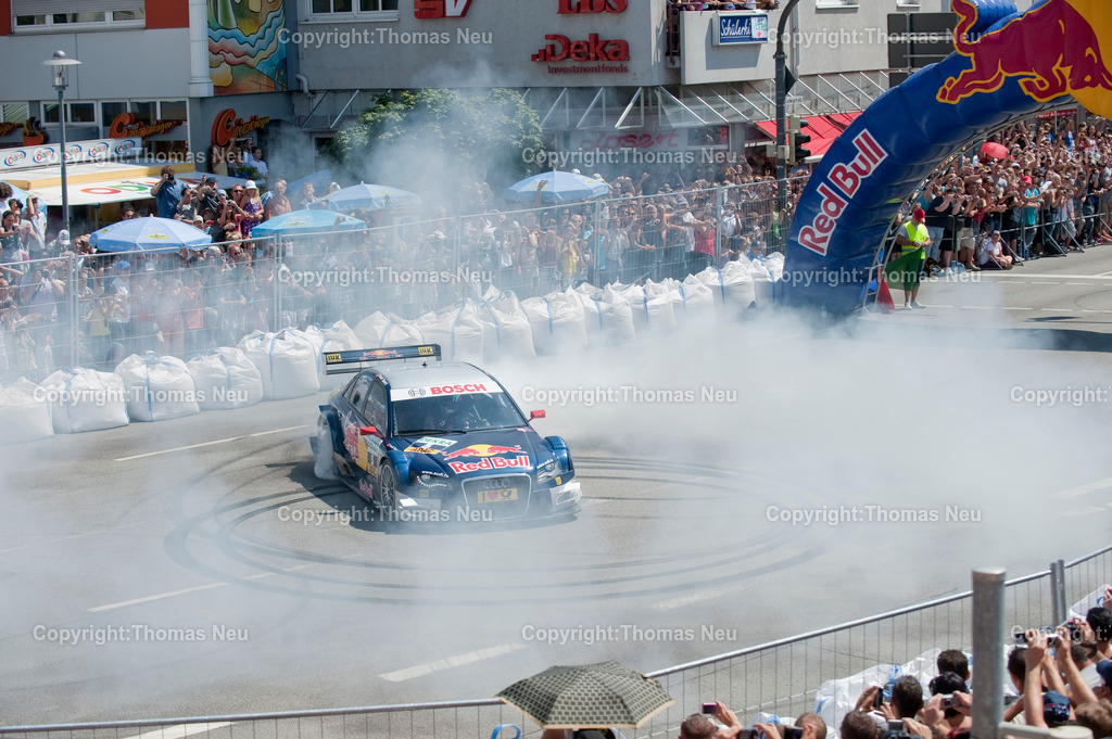 _DSC6940 | Sebastian Vettel beim spektakulären „Home Run“ in Heppenheim: Der Formel-1-Weltmeister fährt im Red-Bull-Rennwagen über die zur Rennstrecke umfunktionierte B3 in seiner Heimatstadt. Tausende Fans feiern ihren Lokalhelden.
