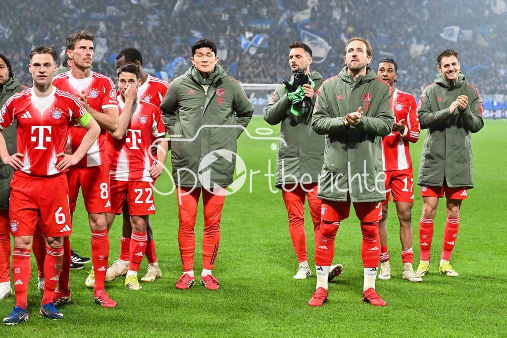 Atalanta Bergamo - FC Bayern München | BERGAMO, ITALY - 10. MARCH: Players from Bayern Munich celebrating with the fans the 6-1 win in Italy after the UEFA Champions League match between Atalanta Bergamo vs. FC Bayern Munich on first leg of round of 16 at New Balance Arena / Joshua KIMMICH (FC Bayern Munich 6), Minjae KIM (FC Bayern Munich 3), Harry KANE (FC Bayern Munich 9)