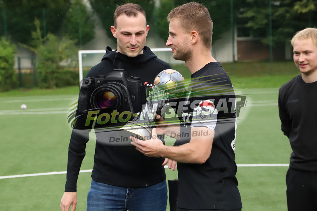 SC Bünde - BV 21 Stift-Quernheim | Auf dem Bild zu sehen: Übergabe durch Fabian Haarmann an BV Spieler Maximilian Laege SC Bünde, BV 21 Stift-Quernheim, Fistelmann Supercup, Hunnebrock, Deutschland  - Realisiert mit Pictrs.com