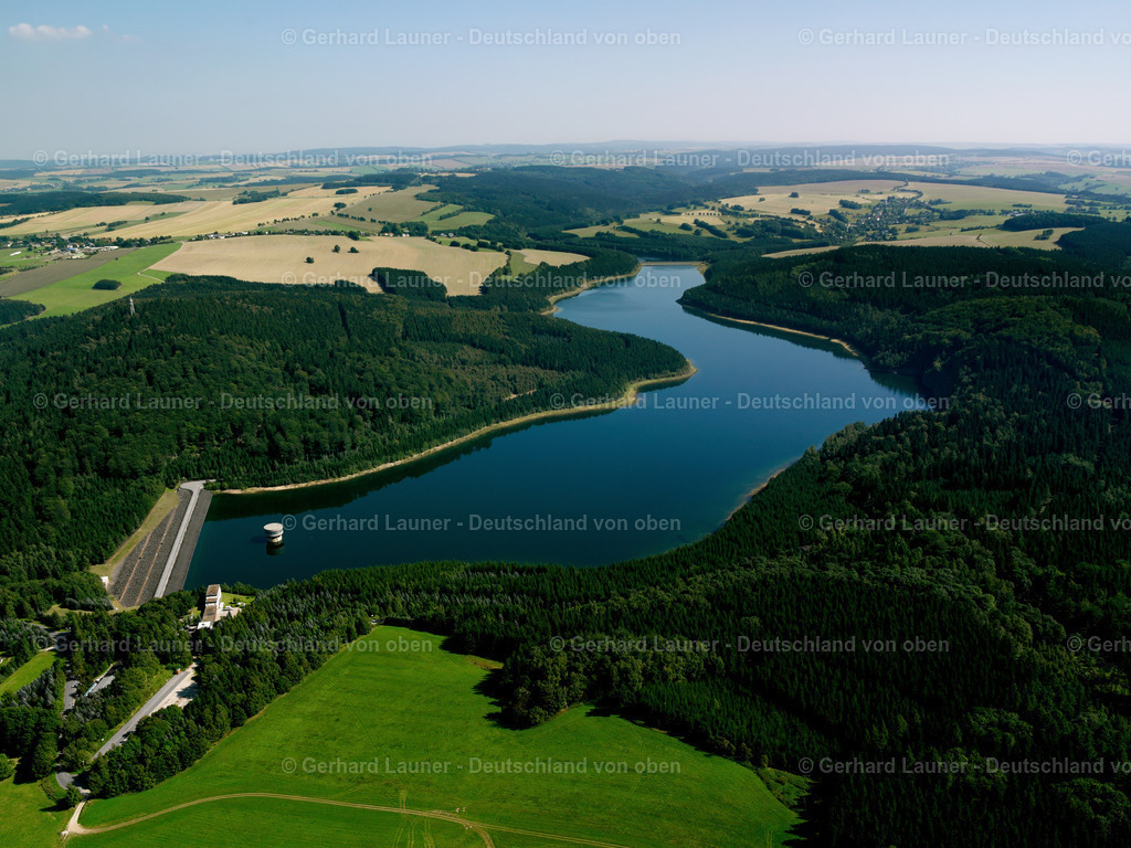 2538776 | LICHTENBERG/ERZGEBIRGE 27.08.2021 Talsperren - Staudamm und Uferbereiche am Stausee Talsperre Lichtenberg in Lichtenberg/Erzgebirge im Bundesland Sachsen, Deutschland. Weiterführende Informationen bei: Sächsisches Staatsministerium für Energie, Klimaschutz, Umwelt und Landwirtschaft. // Dam and shore areas at the lake Talsperre Lichtenberg in Lichtenberg/Erzgebirge in the state Saxony, Germany. Further information at: Saechsisches Staatsministerium fuer Energie, Klimaschutz, Umwelt und Landwirtschaft. Foto: Gerhard Launer