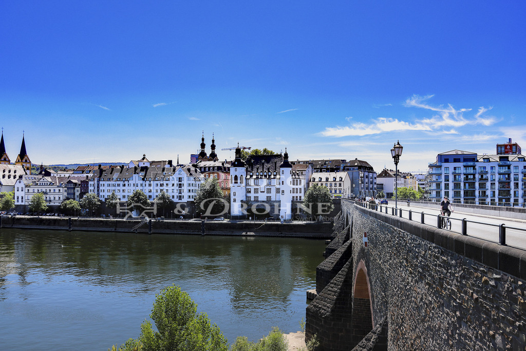 Koblenz-1280-4 | Die Alte Butg in Koblenz liegt unmittelbar an der Balduinbrücke , die die Altstadt von Koblenz mit dem Stadtteil Lützel über die Mosel verbindet. Koblenz ist die Stadt am Zusammenfluss von Rhein und Mosel. Am Deutschen Eck treffen die beiden großen Flüße aufeinander. Koblenz hat eine sehenswerte Altstadt. Es gibt viel Historisches und Modernes zu entdecken.  - Realisiert mit Pictrs.com