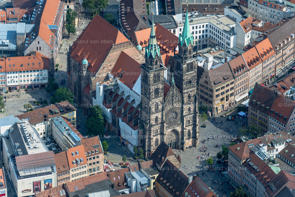 4047385 | NüRNBERG 21.08.2021 Kirchengebäude St. Lorenz - Lorenzkirche am Lorenzer Platz im Altstadt- Zentrum der Innenstadt im Ortsteil Mitte in Nürnberg im Bundesland Bayern, Deutschland. // Church building in St. Lorenz - Lorenzkirche on Lorenzer Platz Old Town- center of downtown in the district Mitte in Nuremberg in the state Bavaria, Germany. Foto: Gerhard Launer