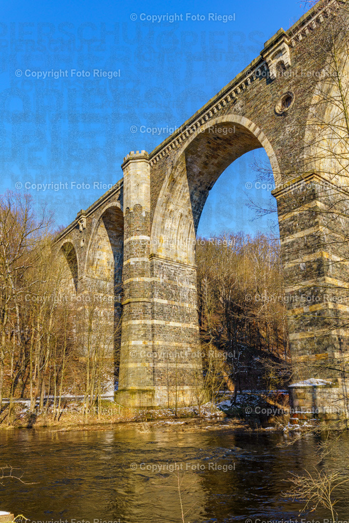 Hetzdorfer Viadukt | Der (oder auch das) Hetzdorfer Viadukt ist eine unter Denkmalschutz stehende ehemalige Eisenbahnbrücke der Bahnstrecke Dresden–Werdau über das Flöhatal in Hetzdorf bei Falkenau in Sachsen. Die Bahnstrecke über die Brücke wurde 1992 verlegt und im Bereich des Viadukts stillgelegt. Der Viadukt ist heute Teil eines Wanderwegs. Mit einer Höhe von 42 m war er die höchste eingeschossige Brücke der Deutschen Reichsbahn.
*Wikipedia, 2023 - Realisiert mit Pictrs.com