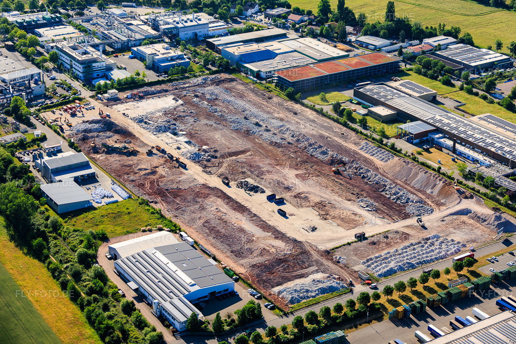 Luftbild: Industriegebiet Landau Ost mit dem Abrissgelände des seit 2005 geschlossenen füheren Standorts Ronal GmbH (früher Alcan Aluminium-Presswerk Pfalz GmbH) in Landau in der Pfalz im Bundesland Rheinland-Pfalz in Deutschland.Foto: IMG_156978.jpg vom 29.05.2026 durch Werner Riehm/FLY-FOTO.deAuflösung des Originals: 6000 x 4000 pxRONAL GROUP | Great Passion for Great Wheels
