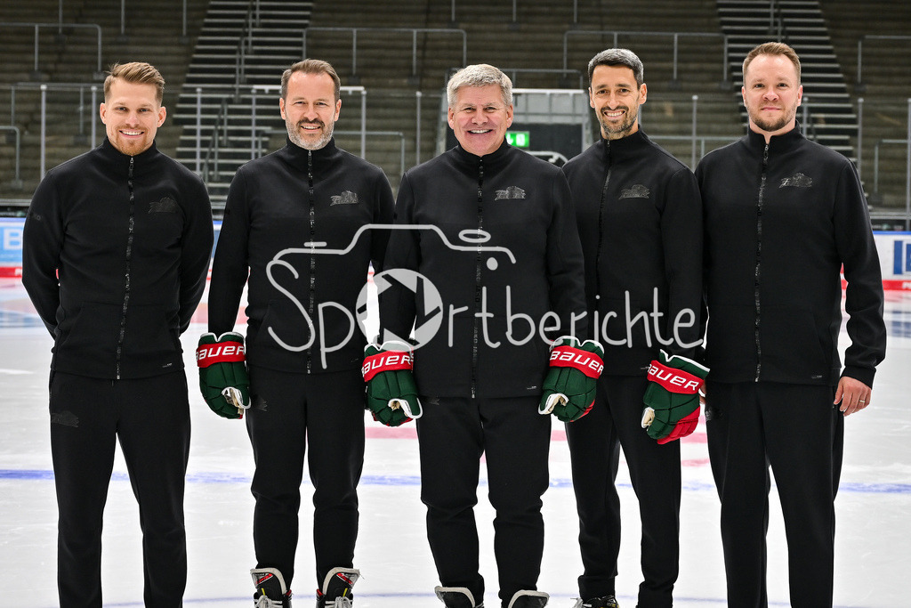 Augsburger Panther 2025/26 | im Bild das Trainerteam der Augsburger Panther in der Saison 2025/26, v. l. Adrian SCHELENZ, Thomas DOLAK, Bill PETERS, Dennis ENDRAS, Mika WENDELL / Media Day Augsburger Panther: Curt-Frenzel Stadion am 06.08.2025