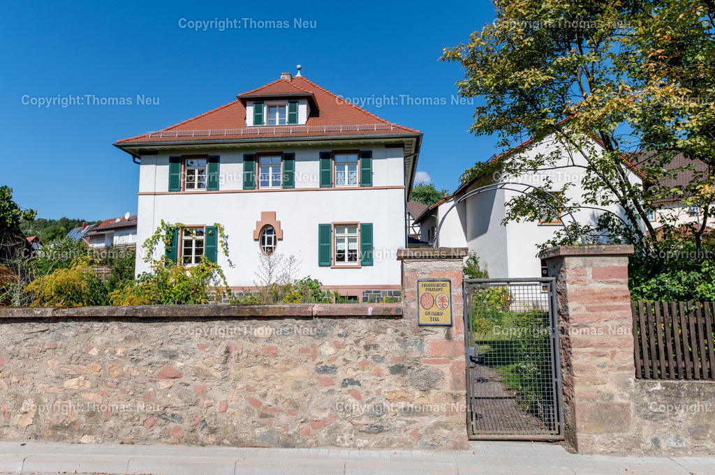 DSC_9650 | Gronau, Bensheimer Stadtteil,hier das evangelische Pfarrhaus, (rechts),  , Bild: Thomas Neu