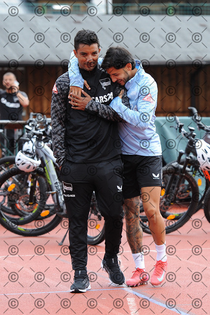 DSC_6981b | Hertha BSC, 2.Bundesliga, Herren, Saison 2025/26, Trainingslager 2025, von li. Sami Allagui ( Koordinator Sport, Hertha BSC ),  Kevin Sessa ( Hertha BSC ) Kitzbühel, Österreich 14.07.2025   Foto: Ralf Gebhardt - Realisiert mit Pictrs.com