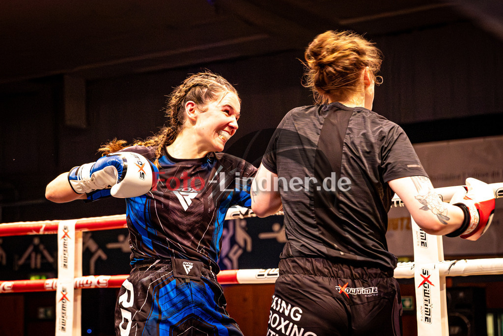 Sonja Özgisi (Sei Wasser Bad Tölz) blau gegen Franziska Waiser (MFA Penz) rot | MFA Fight Night Frauen K1 -67kg Kampf 7, Sonja Özgisi (Sei Wasser Bad Tölz) blau gegen Franziska Waiser (MFA Penz) rot, 20251108,,2025-11-08 in Penzberg (Wellenberghalle Penzberg), Copyright: WolfgangxLindner www.foto-lindner.de