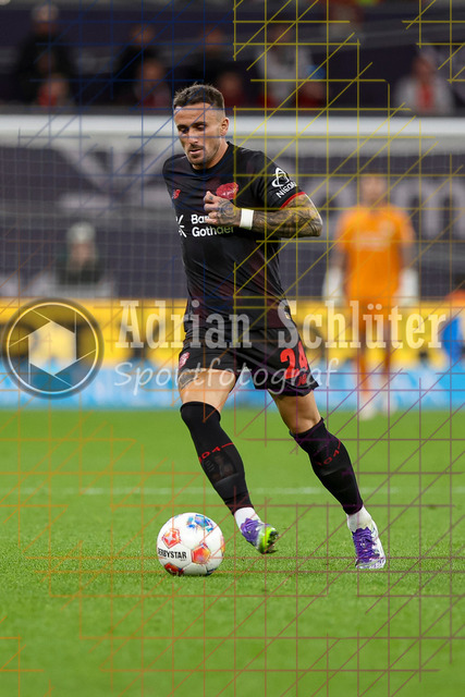 Bayer 04 Leverkusen vs Eintracht Frankfurt - Bundesliga  | Leverkusen, Deutschland, 12.09.25:   Aleix Garcia (Bayer 04 Leverkusen) in Aktion am Ball, Einzelaktion waehrend des Spiels der Bundesliga zwischen  Bayer 04 Leverkusen vs Eintracht Frankfurt in der BayArena(Foto von Brauer-Fotoagentur / Adrian Schlueter)