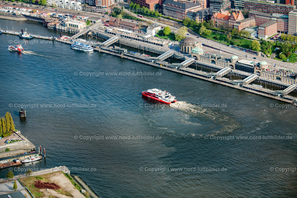 Hamburg_Halunder_Jet_Vor_Den_Landungsbrücken_ELS_4982260422 | HAMBURG 26.04.2022 Fahrt eines Fähr- Schiffes " Katamaran Halunder Jet der FRS Reederei" in Hamburg vor den Landungsbrücken im Bundesland Niedersachsen, Deutschland. // Travel of a ferry ship "Katamaran Halunder Jet der FRS Reederei" in Hamburg in front of the Landungsbruecken in the state Lower Saxony, Germany. Foto: Martin Elsen