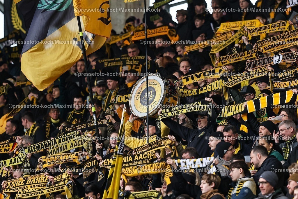 xKWIx21022601124 | 21.02.2026, xKWIx, Fußball, 3. Liga, Alemannia Aachen - SC Verl, Tivoli: Fanblock getaucht in Schwarz Gelbe Schals Photo: xKamilxWilkowskixPressefotoKochx