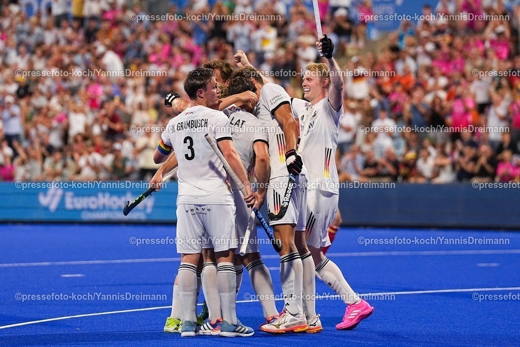 xydrx14082504010 | 14.08.2025, xydrx, Herren EuroHockey Championship 2025, Halbfinale, Deutschland - Spanien, Sparkassenpark Mönchengladbach: Torjubel nach dem Tor zum 3:1 für die Deutsche Feldhockey Nationalmannschaft durch Torschütze Thies Prinz (GER #11) zusammen mit Tom Grambusch (GER #15) und Mats Grambusch (GER #3)
