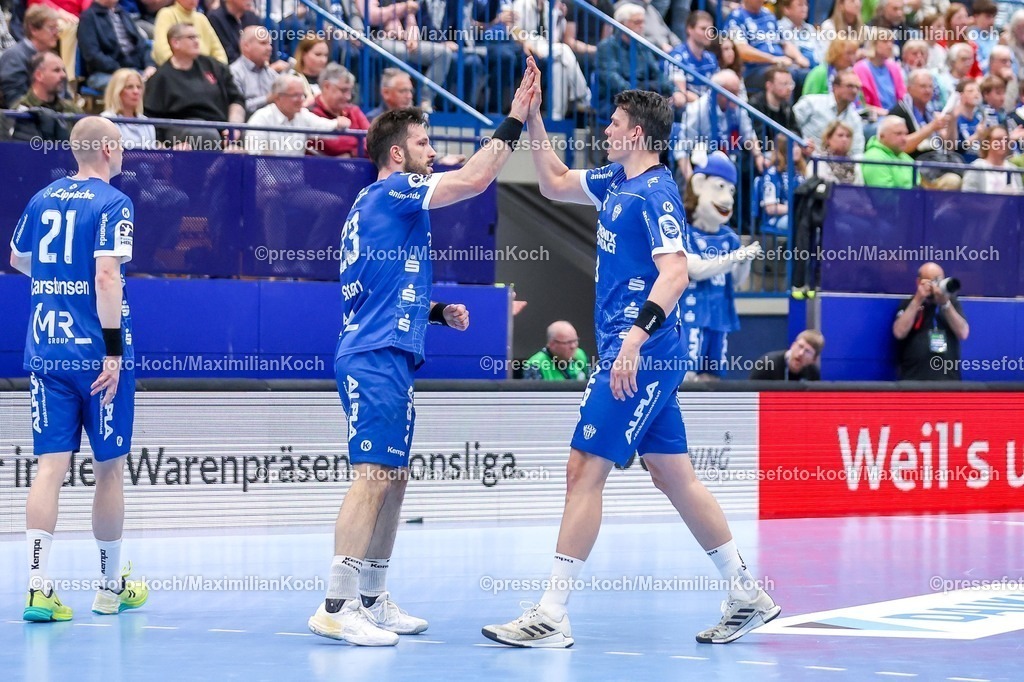 xkwix12042602046 | 2026.04.12, xkwix, Handball, HBL, TBV Lemgo Lippe -  Füchse Berlin, PHOENIX CONTACT arena, 28.Spieltag, Saison 2025 / 2026: Tim Suton (TBV Lemgo Lippe #23) und Frederik Simak (TBV Lemgo Lippe #8) schlagen ein und motivieren die Halle DFB regulations prohibit any use of photographs as image sequences and or quasi-video. Photo: xKamilxWilkowskixPressefotoKochx