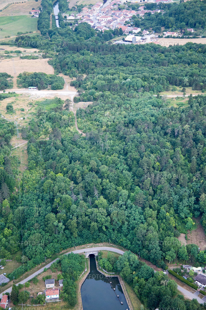 Vue aérienne: Vue de la ville à Foug dans le département Meurthe et Moselle, France. Photo: IMG_083522.jpg prise le 13/07/2015 par Werner Riehm/FLY-FOTO.euRésolution de l'original: 3648 x 5472 px