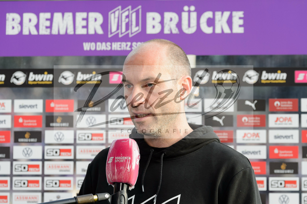 OSNVKO20210906_61 | Fussball, Herren: Trainer Daniel Scherning (VfL Osnabrueck) im Interview beim Spiel der 3. Liga zwischen VfL Osnabrueck und FC Viktoria Koeln im Stadion an der Bremer Bruecke am 06.09.2021 in Osnabrueck, Deutschland.DFB / DFL REGULATIONS PROHIBIT ANY USE OF PHOTOGRAPHS AS IMAGE SEQUENCES AND/OR QUASI-VIDEO. - Realisiert mit Pictrs.com