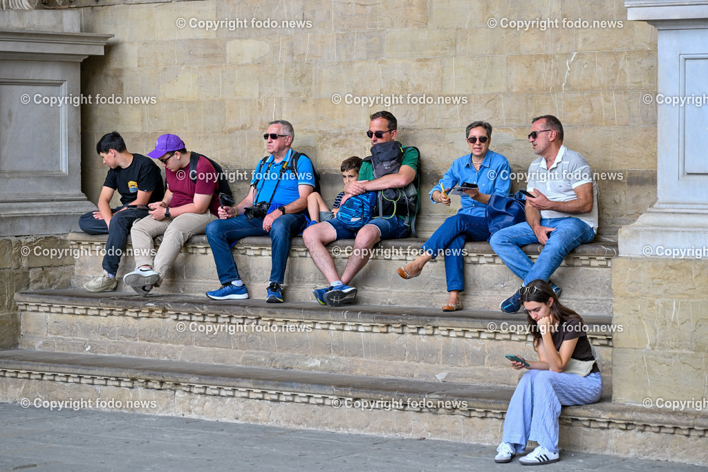 Italien_ Toscana_ Florenz_ 30.05.2024-158 | 30.05.2024, Italien, ITA, Toskana, Florenz im Bild Stadtansichten, Gebäude, Architektur, Touristen, Historisch, Souvenir, Altstadt, Museum, Statuen, Skulpturen, Piazza della Signoria, Statue David, Palazzo Vecchio, Neptunbrunnen, Piazza della Repubblica, Ponte Vecchio, Brücke, Uffizien, Kathedrale Santa Maria del Fiore, Arno, Fluß


Florenz, Firenze, ist eine italienische Großstadt. Nach Einwohnern ist sie die achtgrößte Stadt Italiens. Florenz ist die Hauptstadt sowie größte Stadt der Region Toskana und der Metropolitanstadt Florenz, in der etwa eine Million Menschen leben. Florenz ist für seine Geschichte berühmt. Leonardo da Vinci verbrachte große Teile seiner Jugend in Florenz, Michelangelo fand Unterschlupf in der Kirche der Medici, Galileo Galilei wohnte als Hofmathematiker in den Palästen der Medici. Von 1865 bis 1871 war die Stadt die Hauptstadt des neu gegründeten Königreichs Italien. Das historische Zentrum von Florenz zieht Jahr für Jahr Millionen von Touristen an. Die historische Innenstadt wurde von der UNESCO im Jahre 1982 zum Weltkulturerbe erklärt. 
Quelle: Wikipedia
