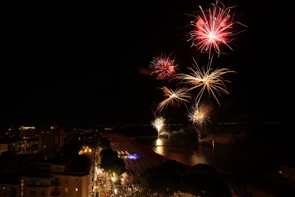 Ferragosto Fireworks in Grado, Italy | GRADO, ITALY, 15.AUG.26 - FIREWORKS - Ferragosto fireworks over the Adriatic Sea in Grado, Italy. Colorful fireworks light up the night sky above the beach, coastline and waterfront during the traditional summer celebration. - Realisiert mit Pictrs.com