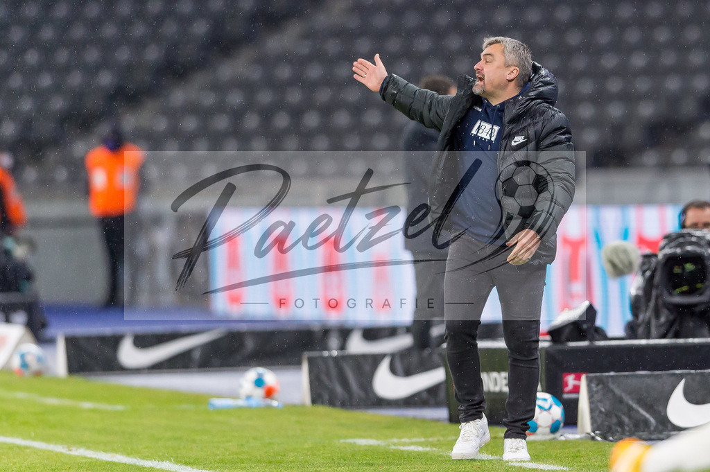 HERBOC20220204_042 | Fussball, Herren: Trainer Thomas Reis (VfL Bochum) gestikuliert, Gestik bei dem Spiel der 1. Bundesliga zwischen Hertha BSC und VfL Bochum im Olypiastadion am 04.02.2022 in Berlin, Deutschland.DFB / DFL REGULATIONS PROHIBIT ANY USE OF PHOTOGRAPHS AS IMAGE SEQUENCES AND/OR QUASI-VIDEO. - Realisiert mit Pictrs.com