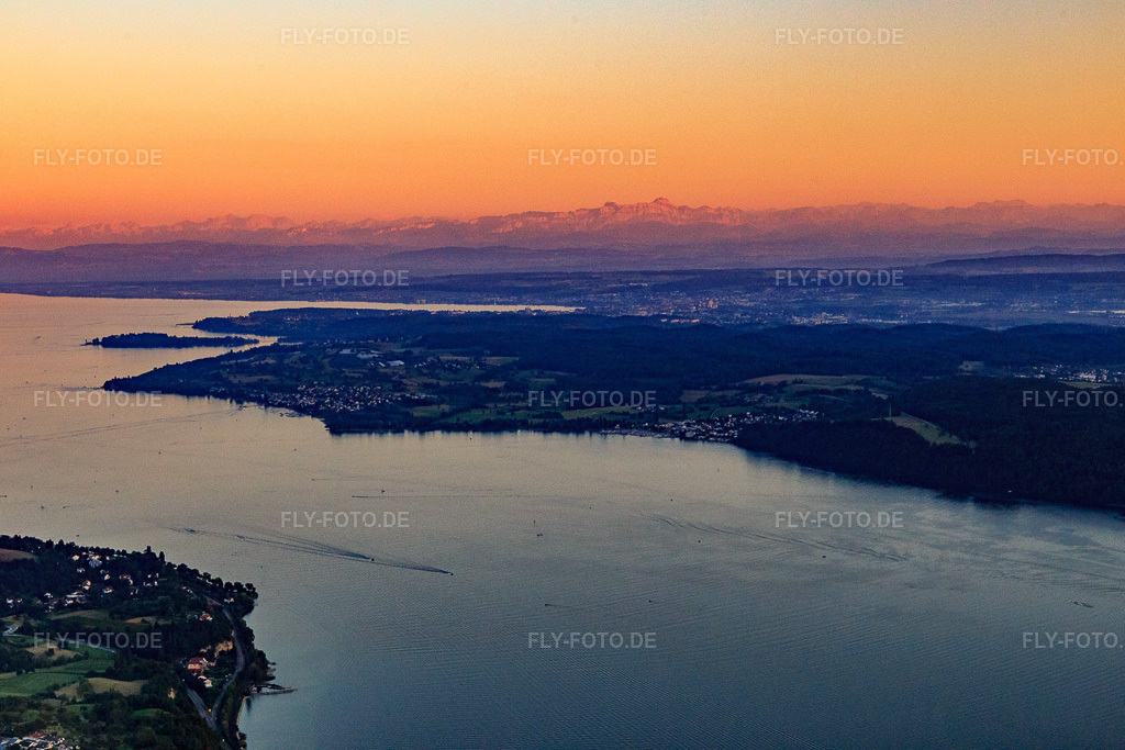 Luftbild: Abendliches Alpenpanoram im Südosten des Bodensees im Ortsteil Allmannsdorf in Konstanz im Bundesland Baden-Württemberg in Deutschland. Foto: IMG_094053.jpg vom 26.08.2016 durch Werner Riehm/FLY-FOTO.de
