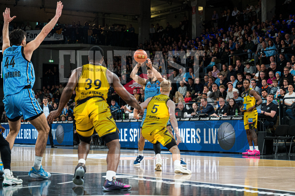 Basketball I Herren I Bundesliga I Saison 2025/2026 I 8. Spieltag I Veolia Towers Hamburg - MHP Riesen Ludwigsburg | CONTRAST ZERØ MEDIA - Realisiert mit Pictrs.com