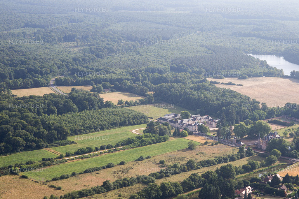 Vue aérienne: Vue de la ville à Combreux dans le département Loiret, France. Photo: IMG_082563.jpg prise le 21/06/2015 par Werner Riehm/FLY-FOTO.eu – Résolution de l'original: 4685 x 3123 px