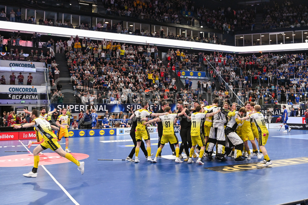 Zug United - HC Rychenberg - 25. April 2026 | Jubel über den ersten Schweizer Meistertitel der Vereinsgeschichte am L-UPL Superfinal-Spiel zwischen Zug United und HC Rychenberg am 25. April 2026 in der BCF Arena, Fribourg, Schweiz.Bild: Sportfotografie Markus Aeschimann | www.markus-aeschimann.ch - Realisiert mit Pictrs.com