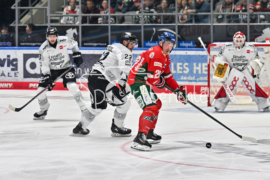 Augsburger Panther - Kölner Haie | im Duell Maximilian GLÖTZL (Kölner Haie 22) und Cody KUNYK (Augsburger Panther #20) / Zweikampf / DEL: Augsburger Panther - Kölner Haie; Curt Frenzel Stadion am 26.09.2025