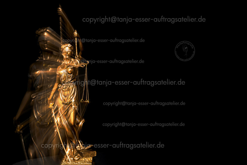 Unklare Rechtslage - Justitia Statue im unscharfen Zoom Effekt vor schwarzem Hintergrund | Unklare Rechtslage - Justitia Statue im unscharfen Zoom Effekt vor schwarzem Hintergrund. Langzeichtbelichtung bei gedrehtem Teleobjektiv. 