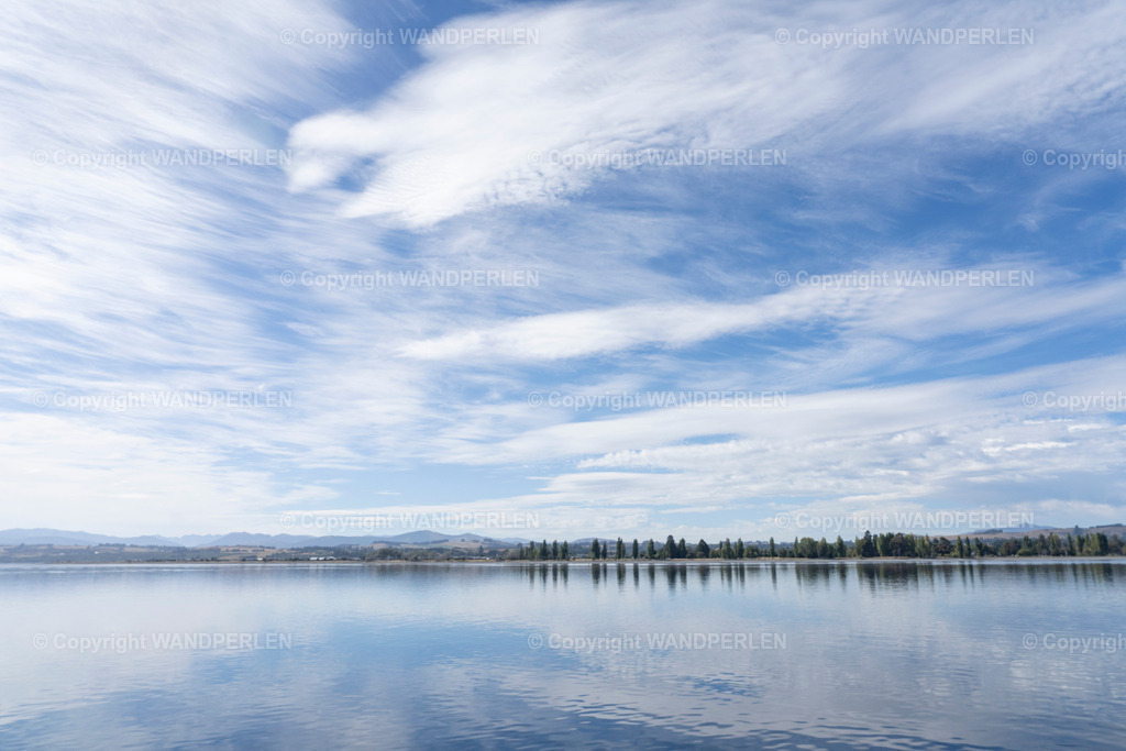 Lake Te Anau | Großformatige Foto-Drucke in Galeriequalität – Wandperlen.de. Feine Details, brillante Farben, hochwertige Materialien und zuverlässige Lieferung für Home & Office.  - Realisiert mit Pictrs.com