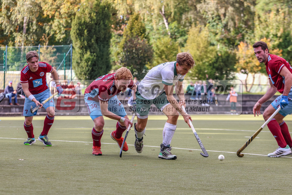 MJ_2022-10-08_Herren_HTCU-UHC-71 | Henrik Mertgens (Uhlenhorst Mülheim #13) &amp; Philip Schmid (UHC Hamburg #30), Uhlenhorst Mülheim - UHC Hamburg am 8.10.2022 im Waldstadion, Mülheim a. d. Ruhr