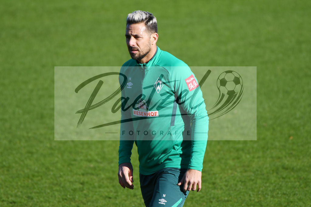 20200205_TRASVW_0024 | Fußball, Herren: Claudio Pizarro (SV Werder Bremen)&nbsp; schaut waehrend der Trainingseinheit des SV Werder Bremen im Wohninvest Weserstadion am 05.02.2020 in Bremen, Deutschland. - Realisiert mit Pictrs.com