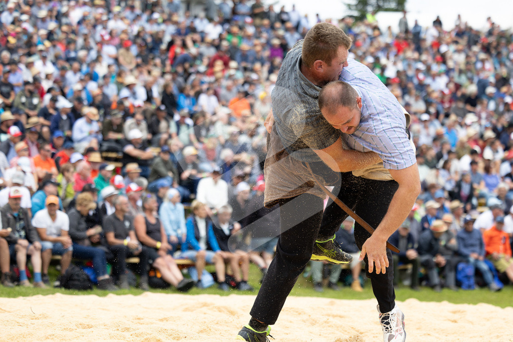 Rigi2025_1699 | Die Schwinger des Schwyzer Kantonalen Schwingerverbandes: Fotos, die Dynamik und Leidenschaft festhalten, sowie emotionale Momente aus dem traditionellen Schwingsport zeigen. - Realisiert mit Pictrs.com