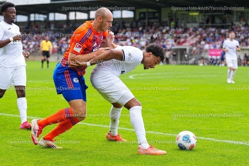 xYDR20072501036 | 20.07.2025, xydrx, Fußball, Rot Weiss Ahlen - FC Schalke 04, Testspiel, Wersestadion: Mika Karim Khadr (FC Schalke 04 #45) im Zweikampf gegen Mattias Hanchard (Rot Weiss Ahlen #4)