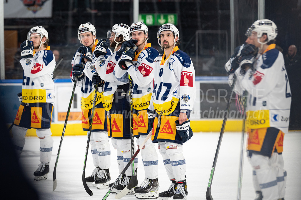 Swiss National League Final Game 2: ZSC Lions - EV Zug | 20.04.2022, Zürich, Hallenstadion, Swiss National League Final Game 2: ZSC Lions - EV Zug, enttäuschte Zuger Spieler mit #18 Dominik Schlumpf (Zug). - Realisiert mit Pictrs.com