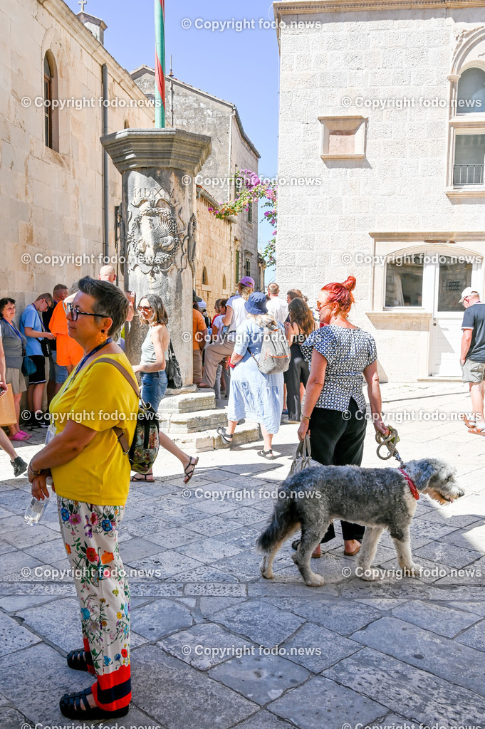 Kroatien_ Korcula_ Insel in Sueddalmatien_ Korcula Stadt_ 13.09.2024-173 | 13.09.2024, Kroatien, HRV, Korcula, Insel in Sueddalmatien, Korcula Stadt im Bild Hafen, Hafenansichten, Boot, Boote, Schiff, Schiffe, Gebauede, Adria, Meer, Stadtansichten, Altstadt, Marco Polo, Museum, Touristen, Souvenier, Restaurant, KonobaKorcula - Schwarzes Korfu - benannt nach den dunklen Kiefernwaeldern, ist eine zu Kroatien gehoerende Insel in der Adria vor der Kueste Sueddalmatiens. Zugleich ist sie Teil des Dinarischen Gebirges. Quelle: Wikipedia