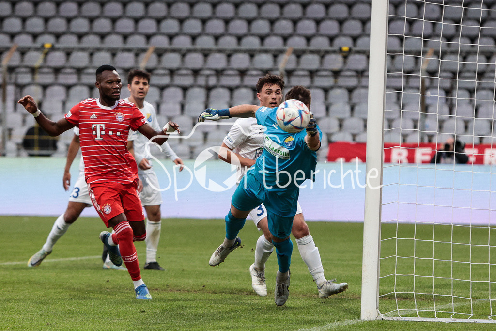 FC Bayern Amateure - FC Pipinsried | Desire SEGBE AZANKPO (FCB #34) scheitert in dieser Szene am Gaeste Keeper Daniel WITETSCHEK (Pipi #1)