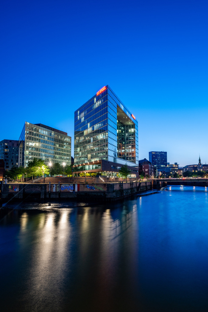 Hamburger HafenCity rund um das Spiegel-Verlagsgebäude | Blick auf das SPIEGEL-Verlagsgebäude und die umliegende Architektur der Hamburger HafenCity. - Realisiert mit Pictrs.com