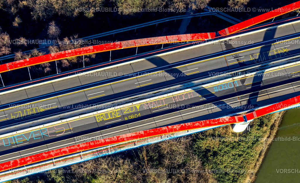 Essen240107070-2 | Luftbild, gesperrte Rhein-Herne-Kanalbrücke mit rotem Geländer, rote Doppelbogenbrücke, Autobahn A42 Emscherschnellweg, Ebel, Essen, Ruhrgebiet, Nordrhein-Westfalen, Deutschland