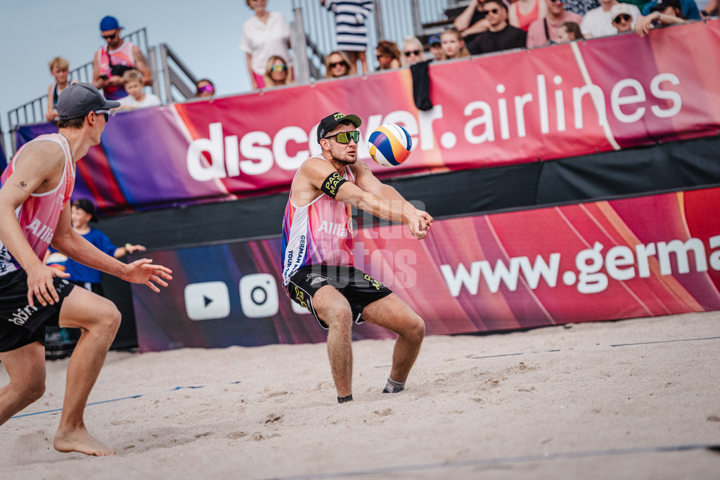 Beachvolleyball | Männer | Allianz German Beach Tour 2024 | Tourstop Kühlungsborn 2 | 17.08.2024 | Benedikt Sagstetter nimmt den Ball an