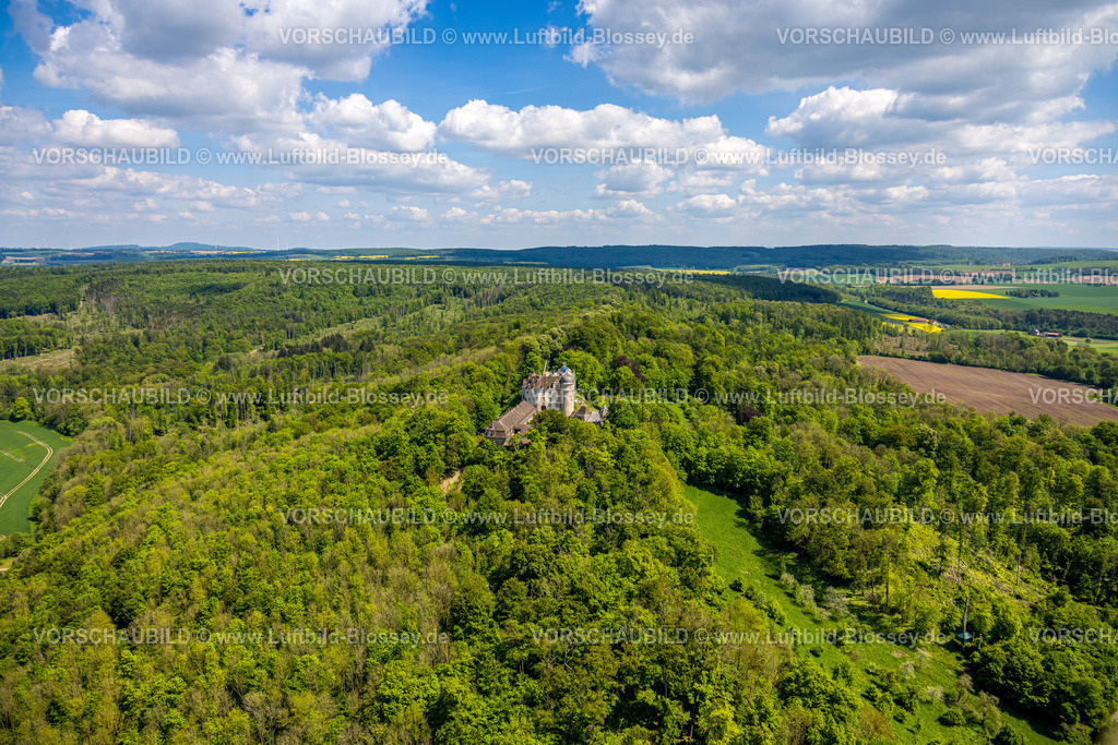 Brakel240504776SchlossHinnenburg | Luftbild, Schloss Hinnenburg auf einer Bergkuppe im Waldgebiet, Privatbesitz der Familie von der Asseburg-Falkenstein-Rothkirch, Fernsicht mit blauem Himmel und Wolken, Hinnenburg, Brakel, Ostwestfalen, Nordrhein-Westfalen, Deutschland