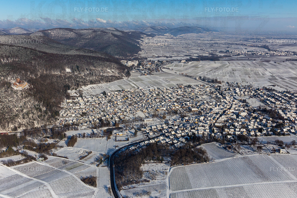 Winterlich schneebedeckte Stadtansicht des Innenstadtbereiches | Luftbild: Winterlich schneebedeckte Stadtansicht des Innenstadtbereiches in Klingenmünster im Bundesland Rheinland-Pfalz in Deutschland. Foto: IMG_124423.jpg vom 11.02.2021 durch ©2025 Werner Riehm fly-foto.de/copyright - Realisiert mit Pictrs.com