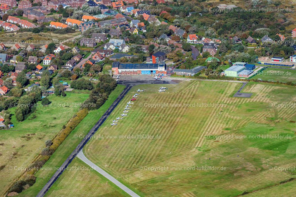 Wangerooge_Flugplatz_ELS_5191091022 | WANGEROOGE 09.10.2022 Start- und Landebahn mit Rollfeldgelände des Flugplatz auf der ostfriesischen Insel Wangerooge ( EDWG )im Bundesland Niedersachsen, Deutschland. // Runway with tarmac terrain of airfield in Wangerooge in the state Lower Saxony, Germany. Foto: Martin Elsen