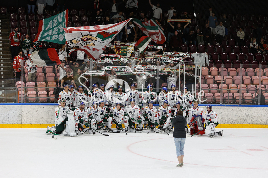 SC Langnau Tigers - Augsburger Panther | Freude der Panther nach dem Sieg gegen Langnau im Penaltyschiessen
