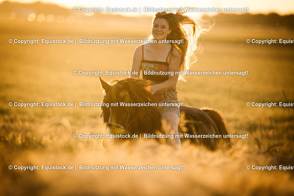 20150710_Frau_mit_Pony_im_Sonnenuntergang_0001 1 | equistock