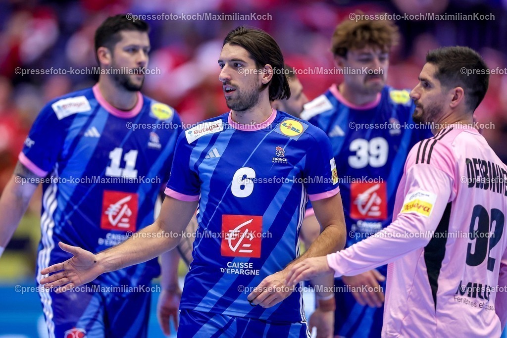 EHF24012601126 | 24.01.2026, Handball, Men's EHF EURO 2026, Frankreich - Portugal, Jyske Bank Boxen in Herning, Dänemark, Main Round: Abschlussjubel nach dem Sieg der Franzosen gegen Portugal.  Julien Bos (France #06) neben  Nicolas Tournat (France #11)  Thibaud Briet (France #39)  Remi Desbonnet (France #92)