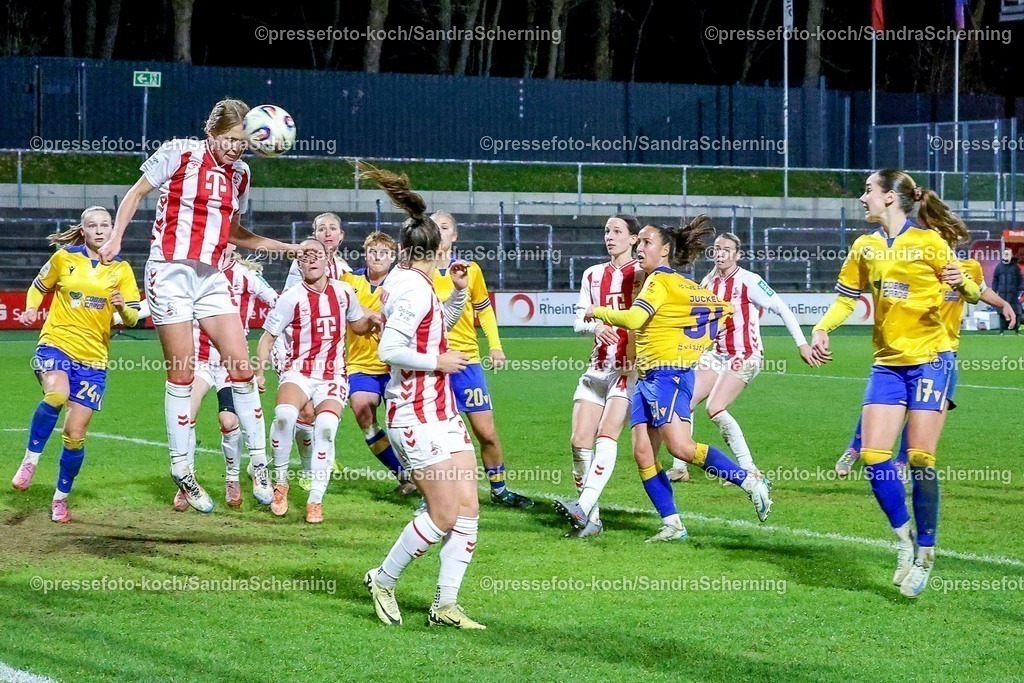 xSSCHx14122501037  | 14.12.2025, xsscx, Frauen Fussball, 1. FC Koeln - FC Carl Zeiss Jena, 1. Fussball Bundesliga, 13. Spieltag, Franz-Kremer-Stadion, Saison 2025 2026: Celina Degen (1. FC Koeln #5) wehrt per Kopf einen Torschuss von Jena ab DFB regulations prohibit any use of photographs as image sequences and or quasi-video. Photo:xSandraxScherningxPressefotoKochx
