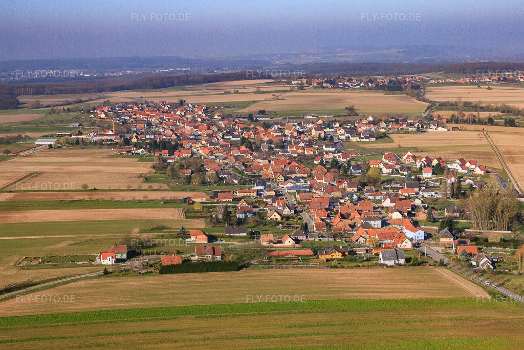 Luftbild: Ortsansicht von Osten in Eschbach im Bundesland Bas-Rhin in Frankreich. – Foto: IMG_62797.jpg vom 09.03.2014 durch Werner Riehm/FLY-FOTO.de – Auflösung des Originals: 4752 x 3168 px