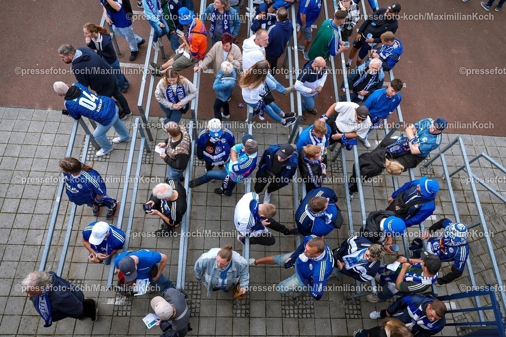 S0423082501005 | 23.08.2025, Fußball, FC Schalke 04 - VfL Bochum, 3.Spieltag, 2. Fußball Bundesliga, Veltins-Arena Gelsenkirchen, Saison 2025 2026: Eindrücke rund um das Stadion vor dem Spiel. Feature Fans warten am Eingang Lange Schlangen vor dem EInlass der Fans Kontrollen Ticketkontrollen Personenkontrolle warten WartendDFB regulations prohibit any use of photographs as image sequences and or quasi-video.